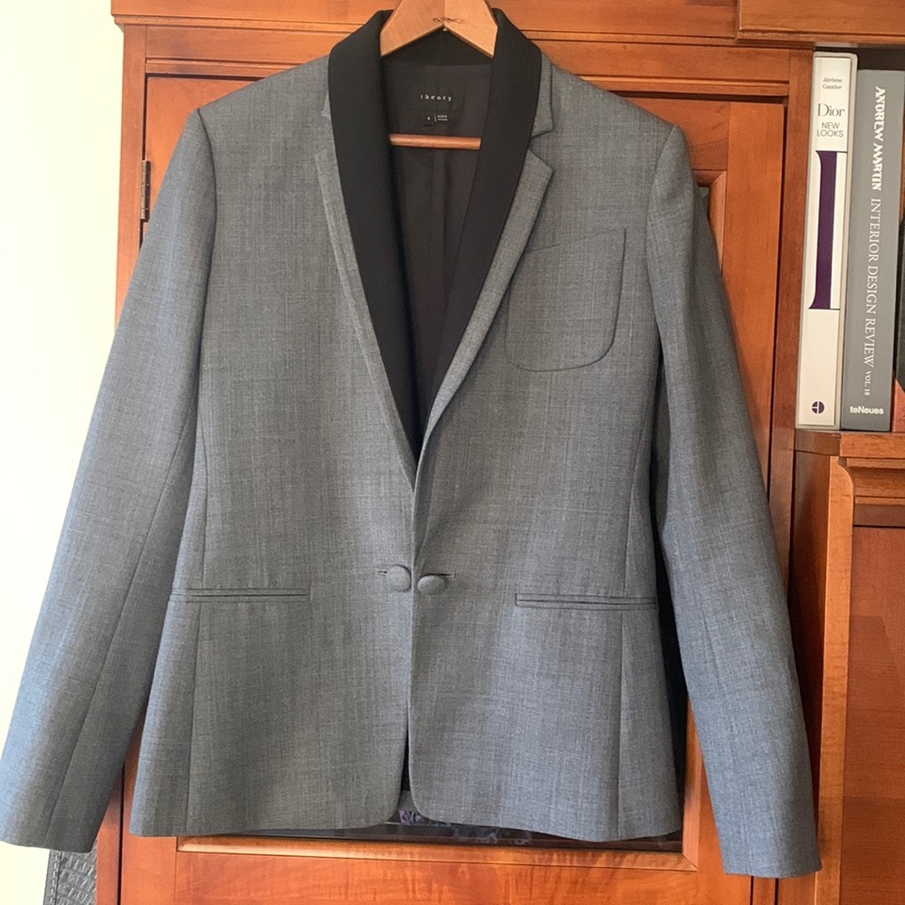 THEORY blazer. Size 4. EUC.